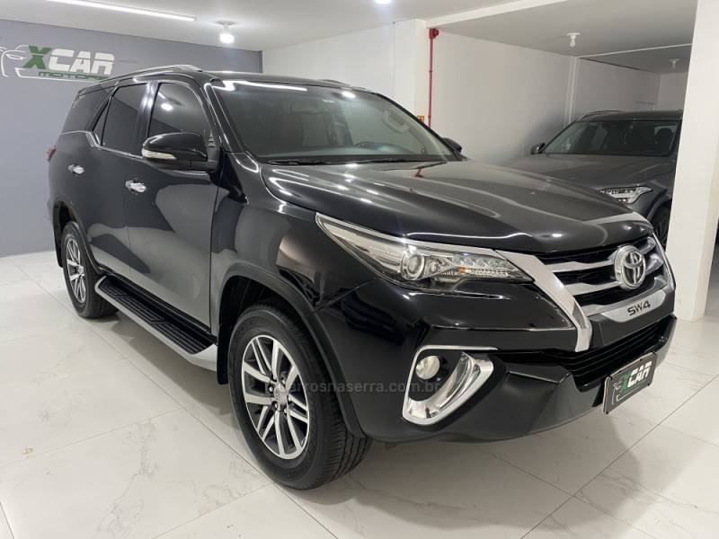 TOYOTA - HILUX SW4 2.8 SRX 4X4 7 LUGARES 16V TURBO INTERCOOLER DIESEL 4P AUTOMÁTICO - 2016/2016 - Preta - R$ 204.900,00