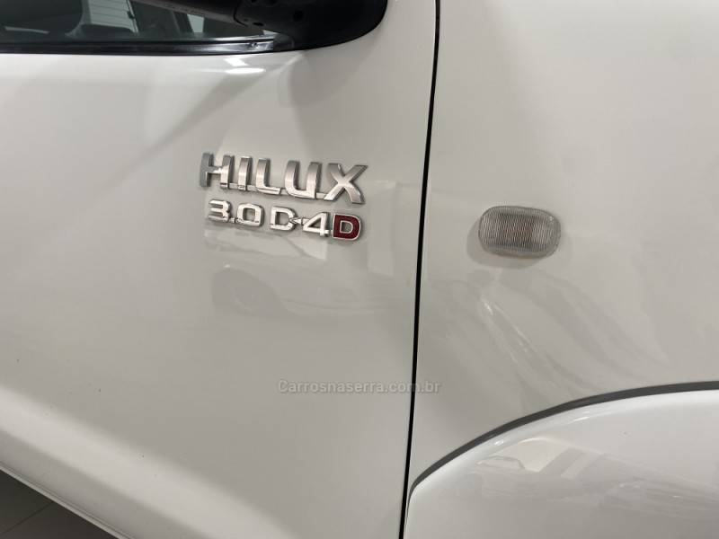 TOYOTA - HILUX 3.0 SR 4X4 CD 16V TURBO INTERCOOLER DIESEL 4P AUTOMÁTICO - 2011/2012 - Branca - R$ 119.900,00