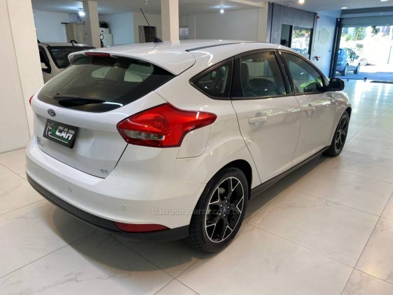 FORD - FOCUS 2.0 SE PLUS 16V FLEX 4P AUTOMÁTICO - 2015/2016 - Branca - R$ 63.900,00