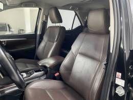 TOYOTA - HILUX SW4 2.8 SRX 4X4 7 LUGARES 16V TURBO INTERCOOLER DIESEL 4P AUTOMÁTICO - 2016/2016 - Preta - R$ 204.900,00