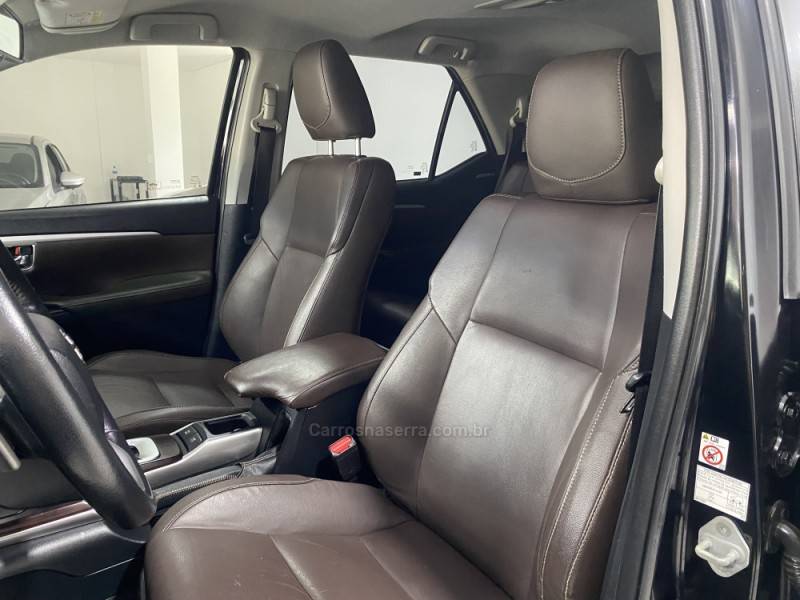 TOYOTA - HILUX SW4 2.8 SRX 4X4 7 LUGARES 16V TURBO INTERCOOLER DIESEL 4P AUTOMÁTICO - 2016/2016 - Preta - R$ 204.900,00