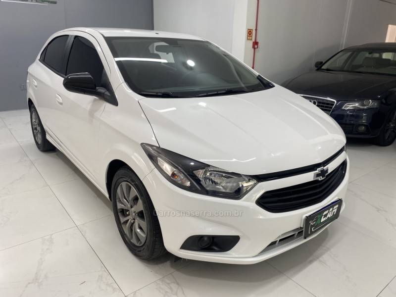 CHEVROLET - ONIX 1.0 JOY BLACK 8V FLEX 4P MANUAL - 2021/2021 - Branca - R$ 62.900,00