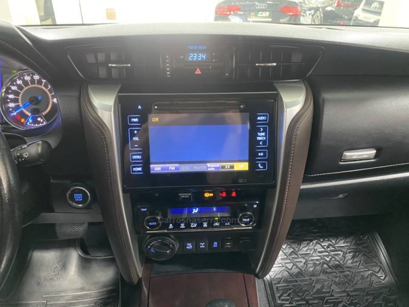 TOYOTA - HILUX SW4 2.8 SRX 4X4 7 LUGARES 16V TURBO INTERCOOLER DIESEL 4P AUTOMÁTICO - 2016/2016 - Preta - R$ 204.900,00