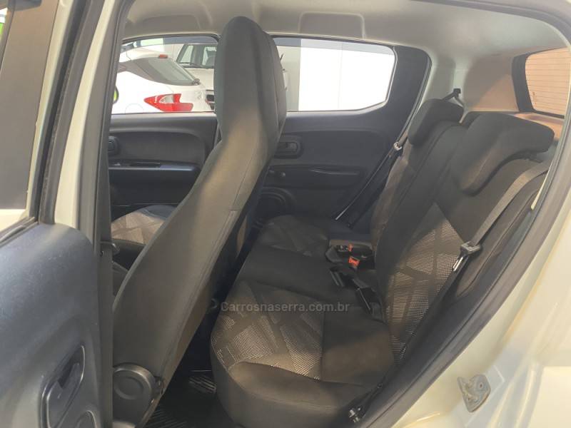 FIAT - MOBI 1.0 6V DRIVE FLEX MANUAL - 2017/2018 - Branca - R$ 44.900,00