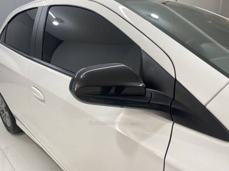 CHEVROLET - ONIX 1.0 JOY BLACK 8V FLEX 4P MANUAL - 2021/2021 - Branca - R$ 62.900,00