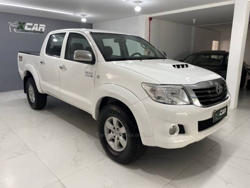 TOYOTA - HILUX 3.0 SR 4X4 CD 16V TURBO INTERCOOLER DIESEL 4P AUTOMÁTICO - 2011/2012 - Branca - R$ 119.900,00