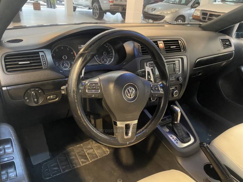 VOLKSWAGEN - JETTA 2.0 COMFORTLINE FLEX 4P TIPTRONIC - 2011/2012 - Preta - R$ 59.900,00