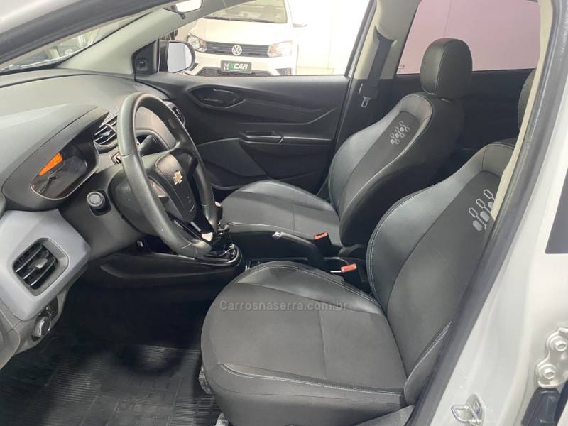 CHEVROLET - ONIX 1.0 JOY BLACK 8V FLEX 4P MANUAL - 2021/2021 - Branca - R$ 62.900,00