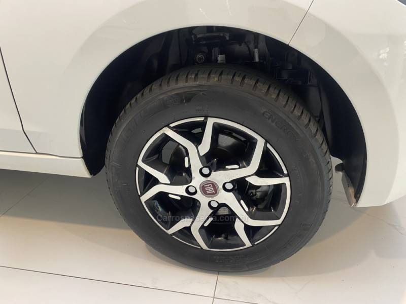 FIAT - MOBI 1.0 6V DRIVE FLEX MANUAL - 2017/2018 - Branca - R$ 44.900,00