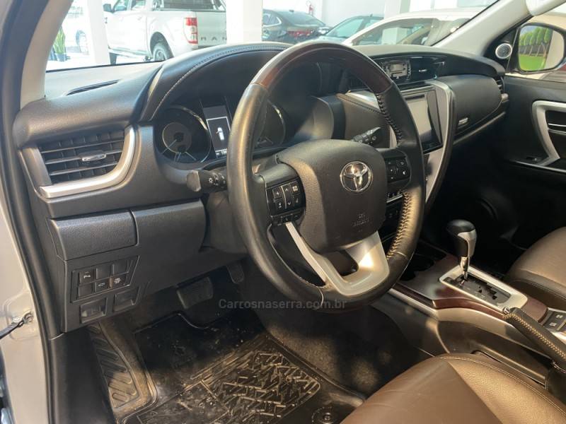 TOYOTA - HILUX SW4 2.8 SRX 4X4 16V TURBO INTERCOOLER DIESEL 4P AUTOMÁTICO - 2016/2016 - Prata - R$ 208.900,00