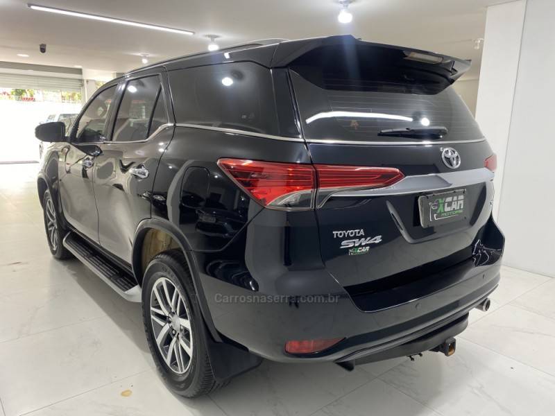 TOYOTA - HILUX SW4 2.8 SRX 4X4 7 LUGARES 16V TURBO INTERCOOLER DIESEL 4P AUTOMÁTICO - 2016/2016 - Preta - R$ 204.900,00