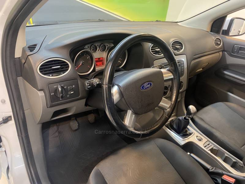 FORD - FOCUS 1.6 GLX 16V FLEX 4P MANUAL - 2012/2013 - Branca - R$ 48.900,00
