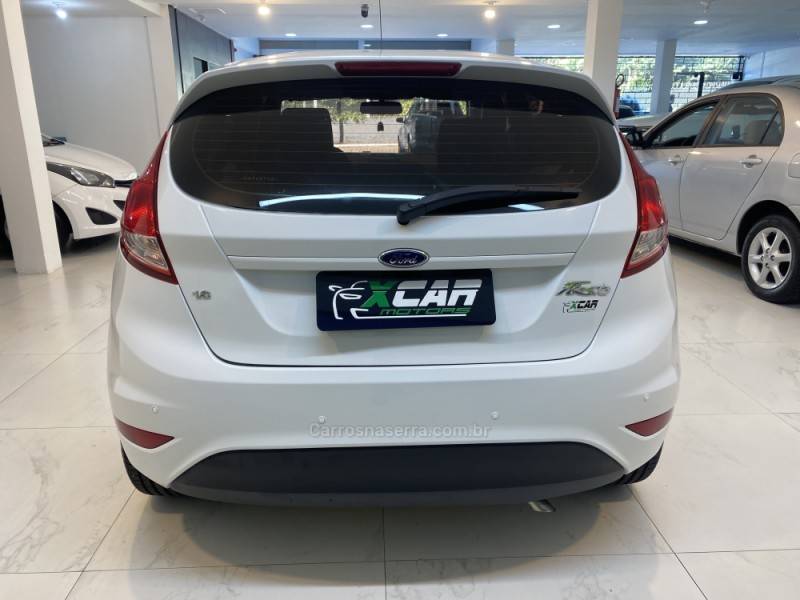 FORD - FIESTA 1.6 SE HATCH 16V FLEX 4P MANUAL - 2016/2017 - Branca - R$ 56.900,00