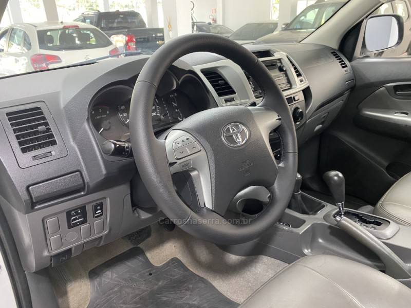 TOYOTA - HILUX 3.0 SR 4X4 CD 16V TURBO INTERCOOLER DIESEL 4P AUTOMÁTICO - 2011/2012 - Branca - R$ 119.900,00